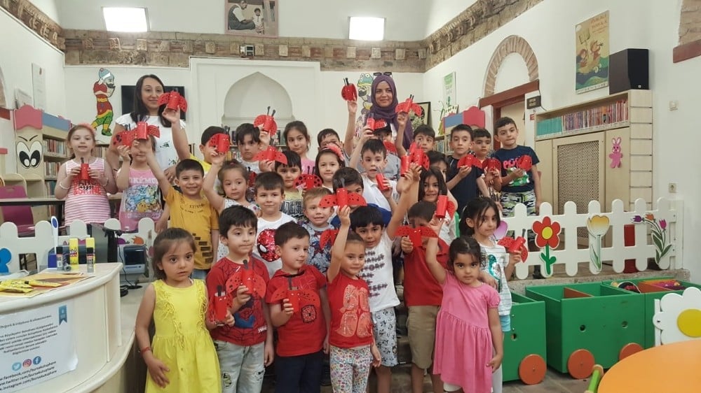Sağlıklı çevre için fidan dikimi 