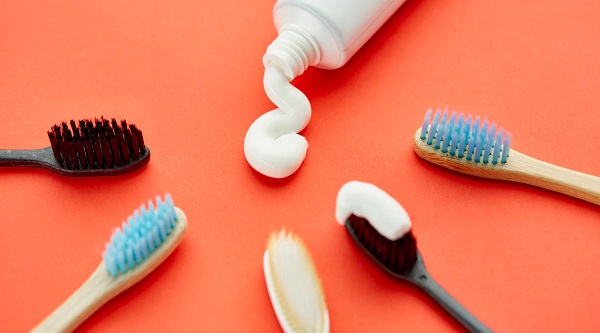 Sağlıklı dişler için kullanıyoruz! Meğer diş macunu sandığımız kadar masum değilmiş