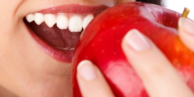 Sağlıklı dişlerin yolu elmadan geçiyor!