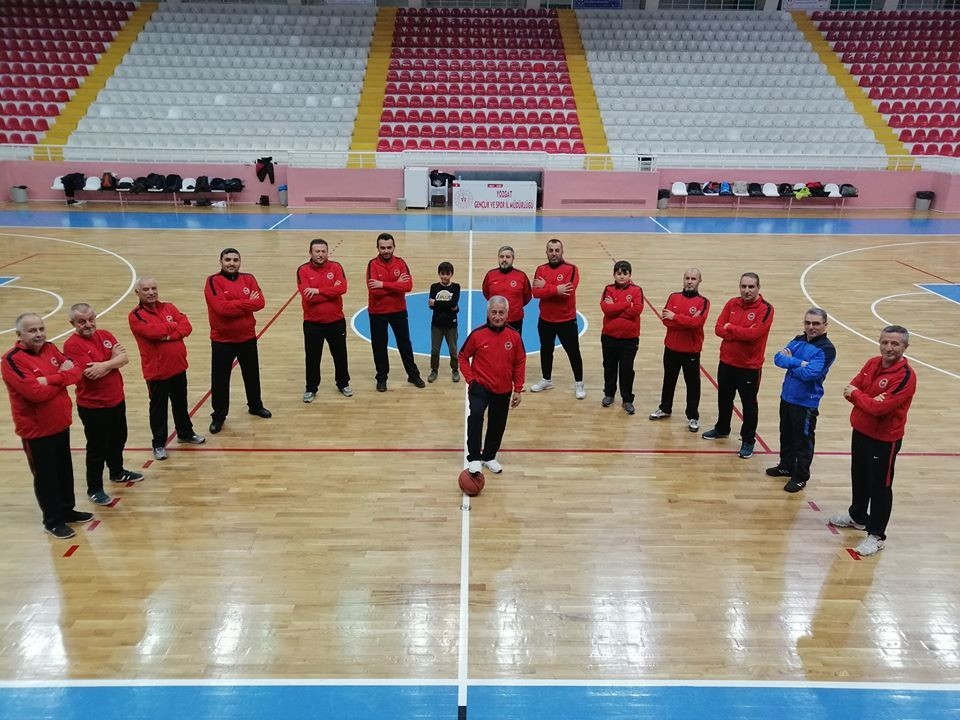 Sağlıklı yaşam için 25 yıldır yaz kış demeden spor yapıyorlar 