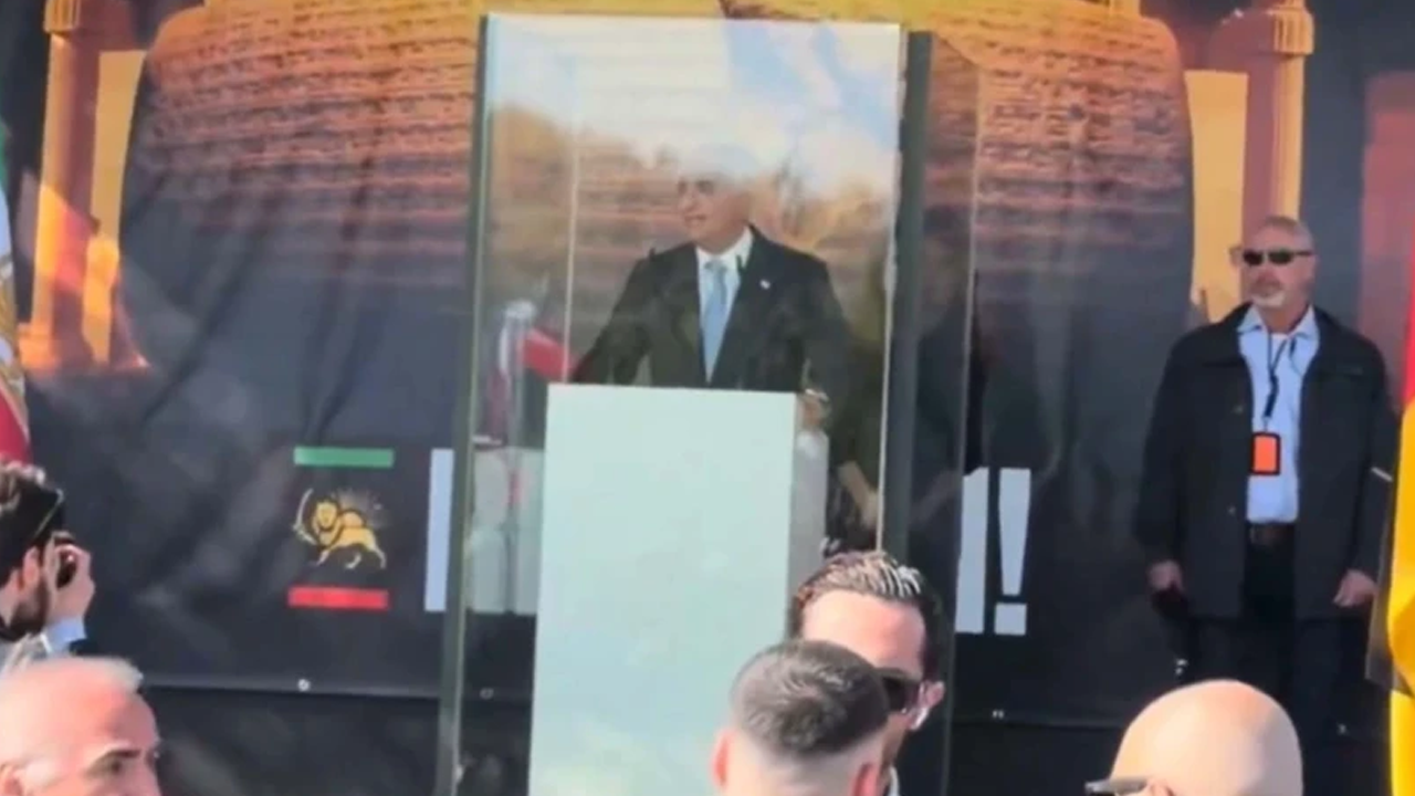 Şah mat olmanın da bir onuru bu var bu direkt şah mal! Rıza Pehlevi'nin içler acısı hali!