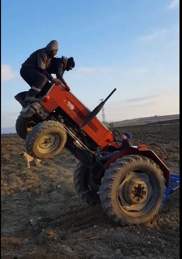 Şaha kalkan traktör 2 kişiyi üzerinden fırlattı 