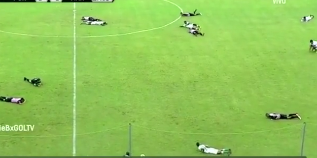 Ekvador'da sahalarda görülmemiş olay! Herkes birden yere attı