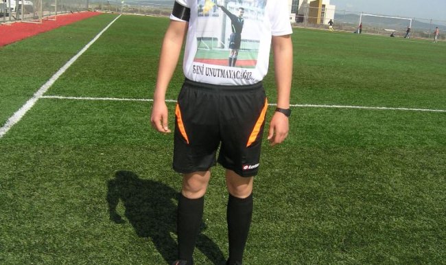 Sahada kalp krizinden ölen hakem Berke için oturma eylemi