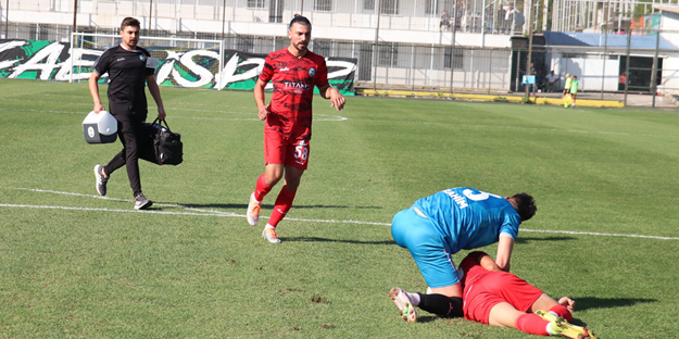 Sahada korku dolu anlar... Kaleci müdahaleyi yaptı!