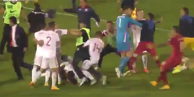 Sahada tekmeler havada uçuştu