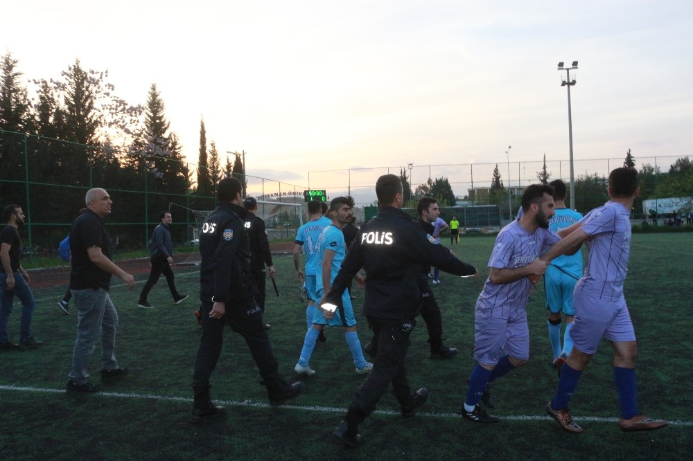 Sahada yumruk ve tekmeler havada uçuştu 