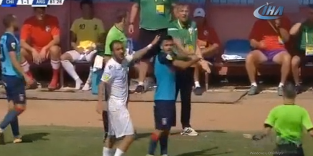 Sahalarda görülmemiş olay! Teknik direktör faul yaptı