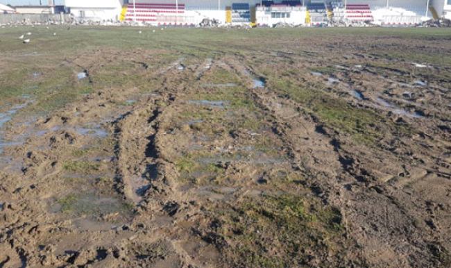 Sahanın balçık olması nedeniyle maç ertelendi