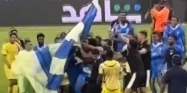 Sahanın ortasına bayrak dikmeye çalışınca ortalık karıştı