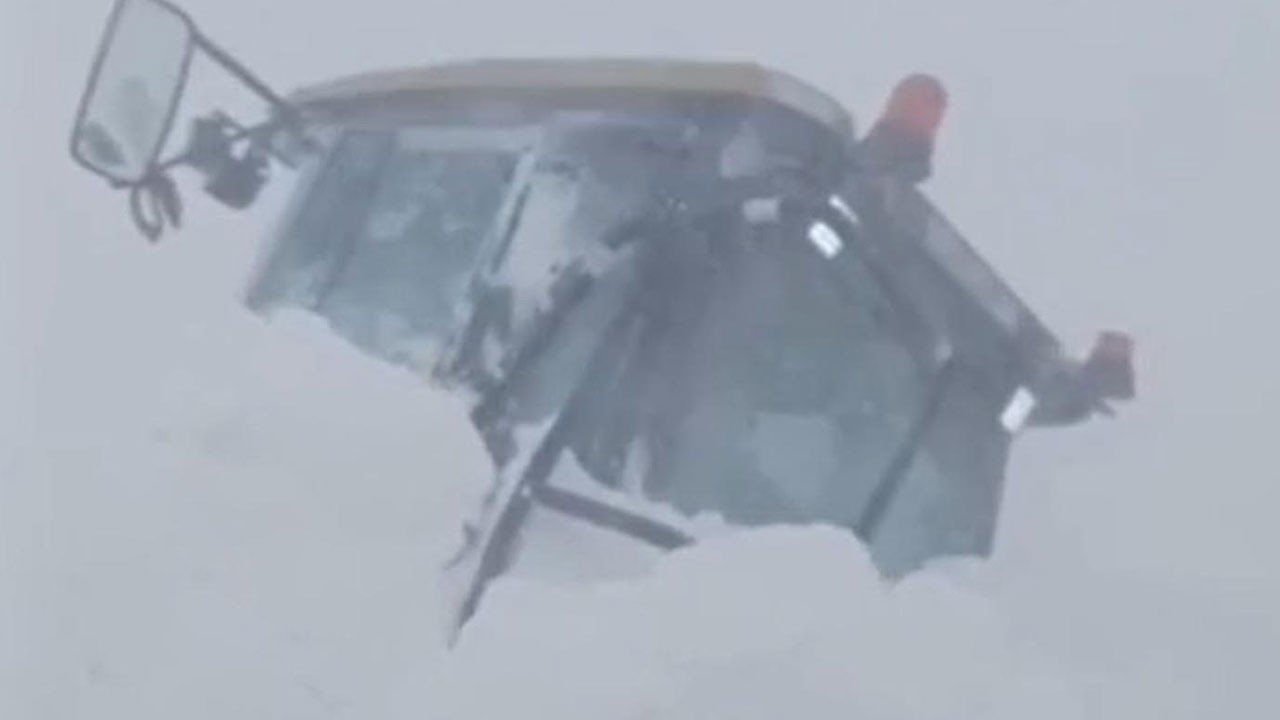 Sahara Geçidi’nde çığ felaketi! Kar iş makinelerini yuttu