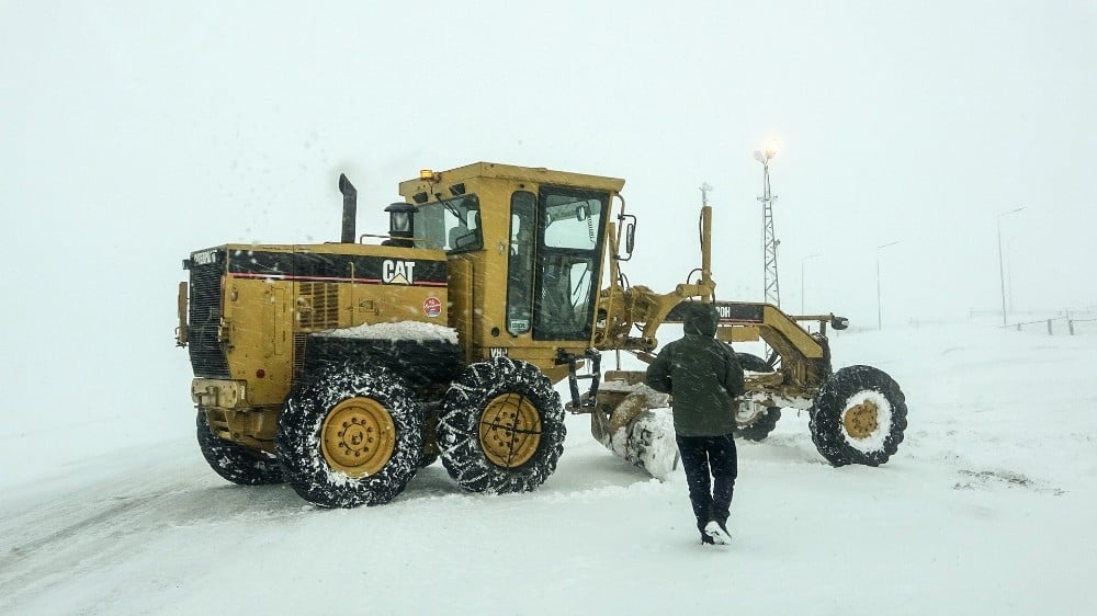 Sahara geçidinde ulaşıma kar ve tipi engeli 