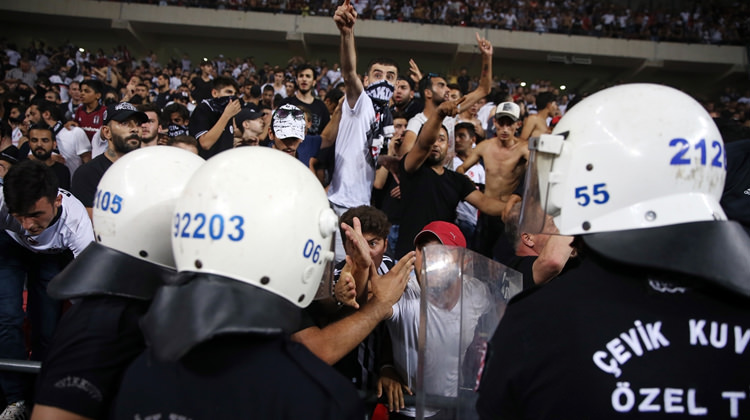Sahaya bıçak atan taraftar serbest bırakıldı!