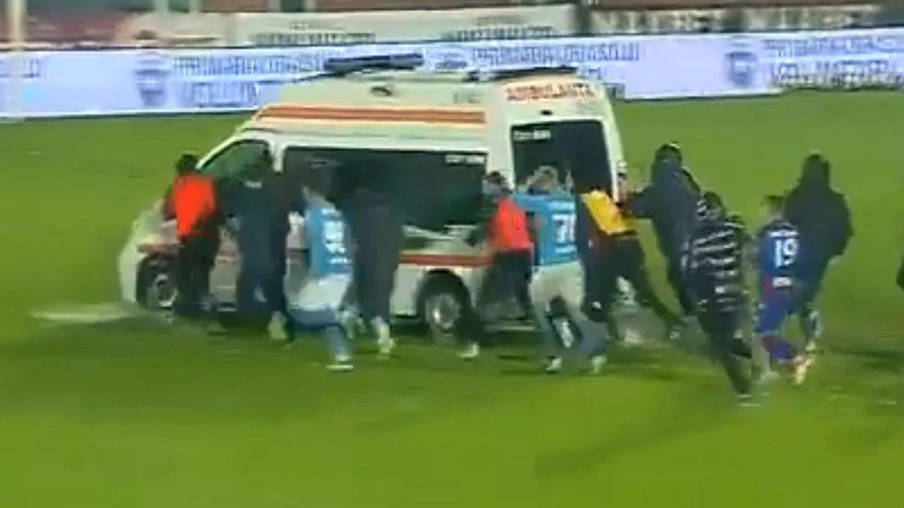 Sahaya giren ambulansı futbolcular itti!
