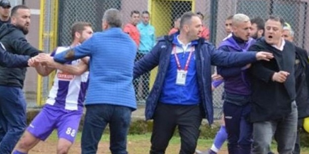 Sahaya inen başkan rakip futbolcuyu dövdü