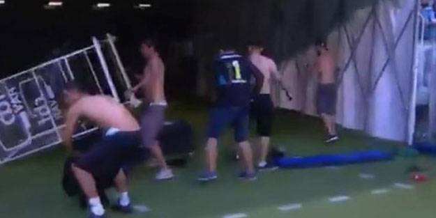 Sahaya inen öfkeli taraftarlar VAR sistemini parçaladı