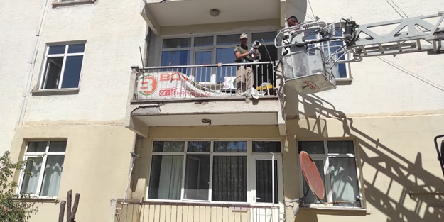 Sahibi tarafından evde aç susuz bırakılan köpeği itfaiye kurtardı!