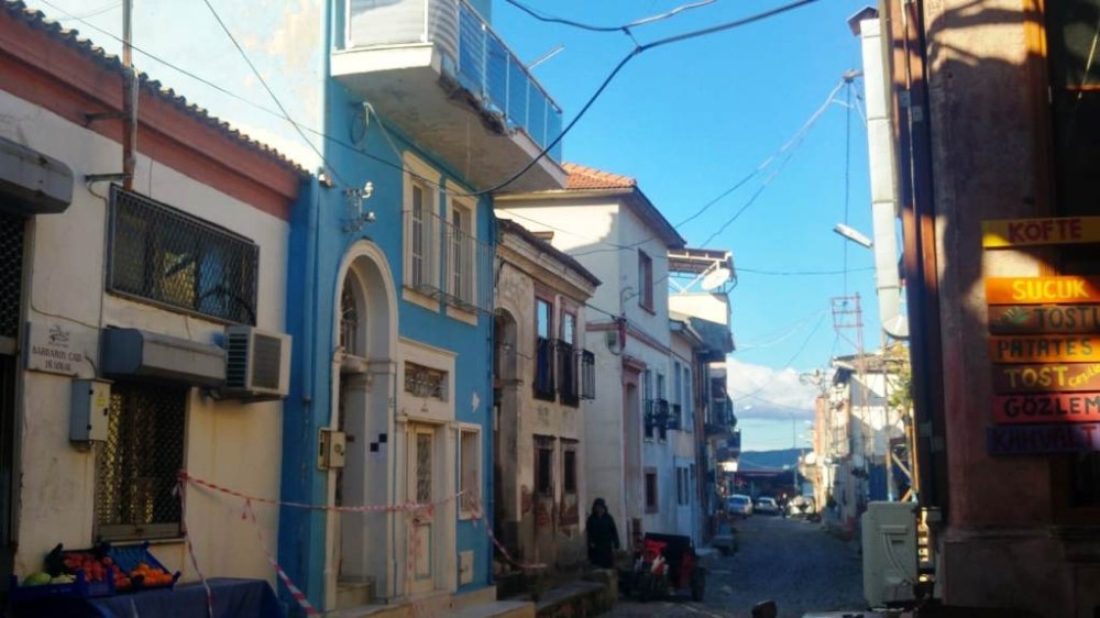 Sahibi yurt dışında olan evin balkonu korkutuyor 