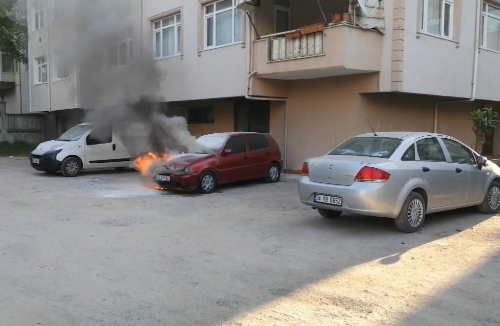 Sahibinin çalıştıramadığı otomobili alev alev yandı 
