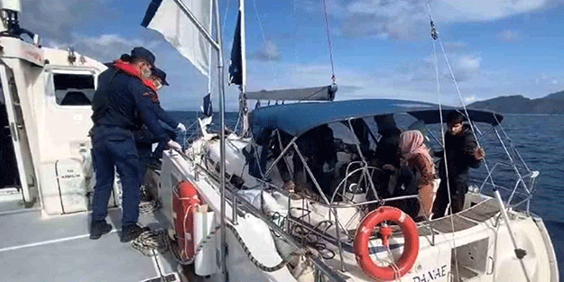 Sahil Güvenlik, düzensiz göçmenleri kurtardı