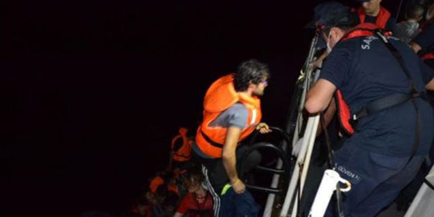 Sahil Güvenlik, Yunanistan'a geçmek isteyen 69 kişiyi yakaladı