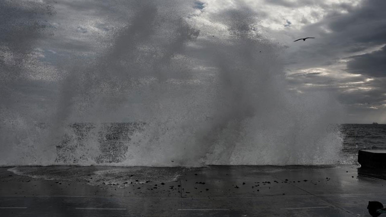 Sahil kenarlarından uzak durun! İstanbul’da rüzgarın şiddeti korkutuyor