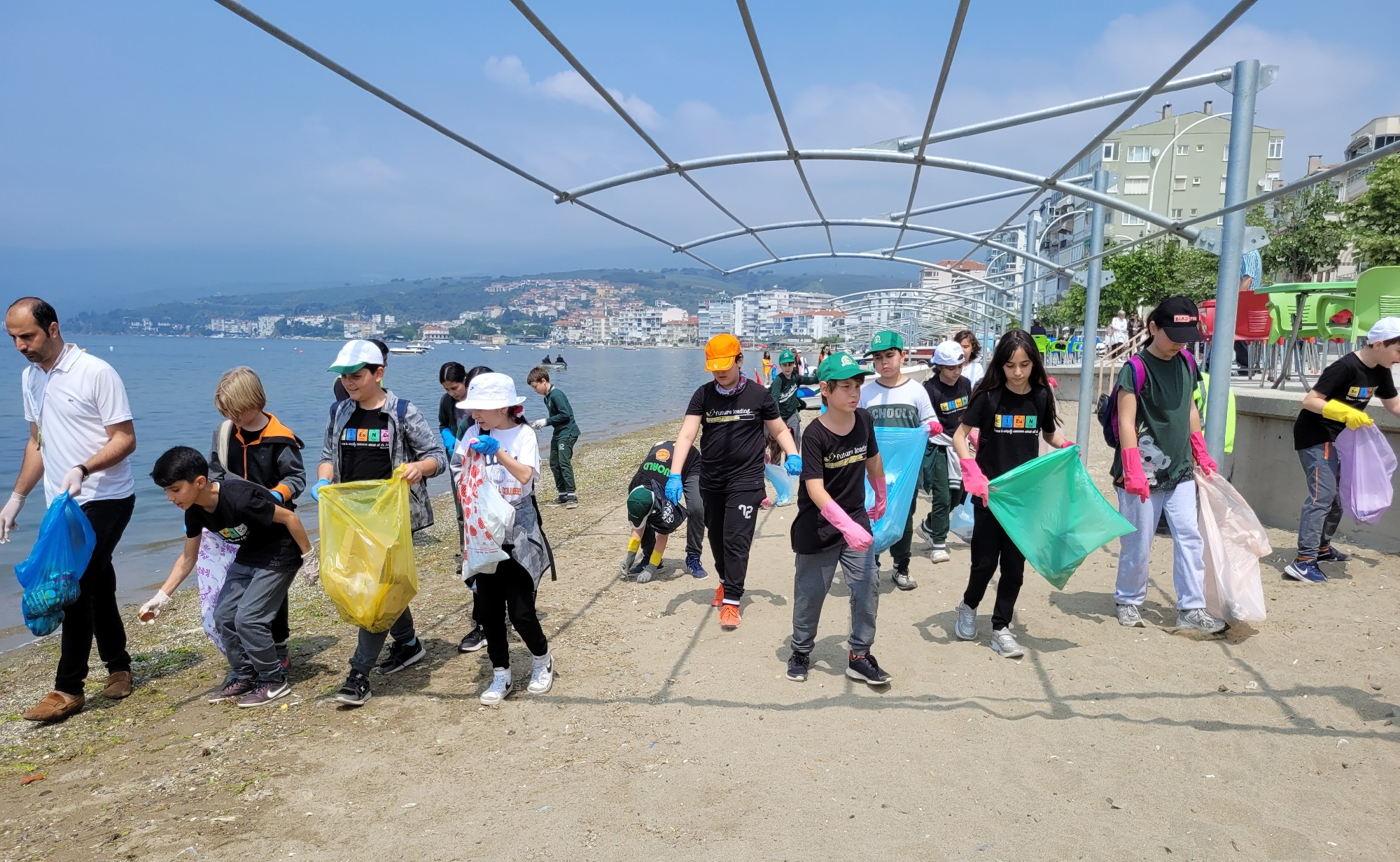 Sahilde gönüllü temizlik