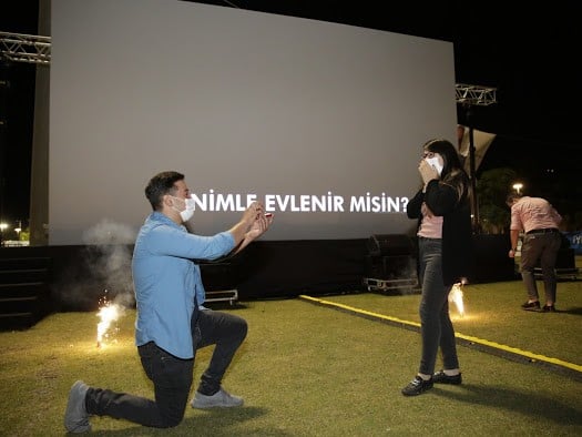 ‘Sahilde Sinema Var’ etkinliğinde sürpriz evlilik teklifi 