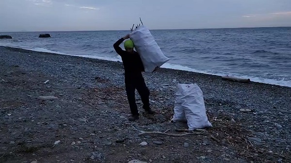 Sahilden topluyor sanat eserine çeviriyor