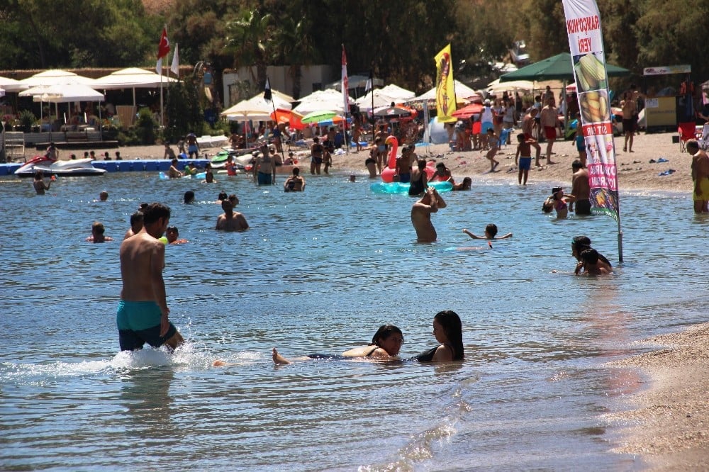 Sahillerde adım atacak yer kalmadı 