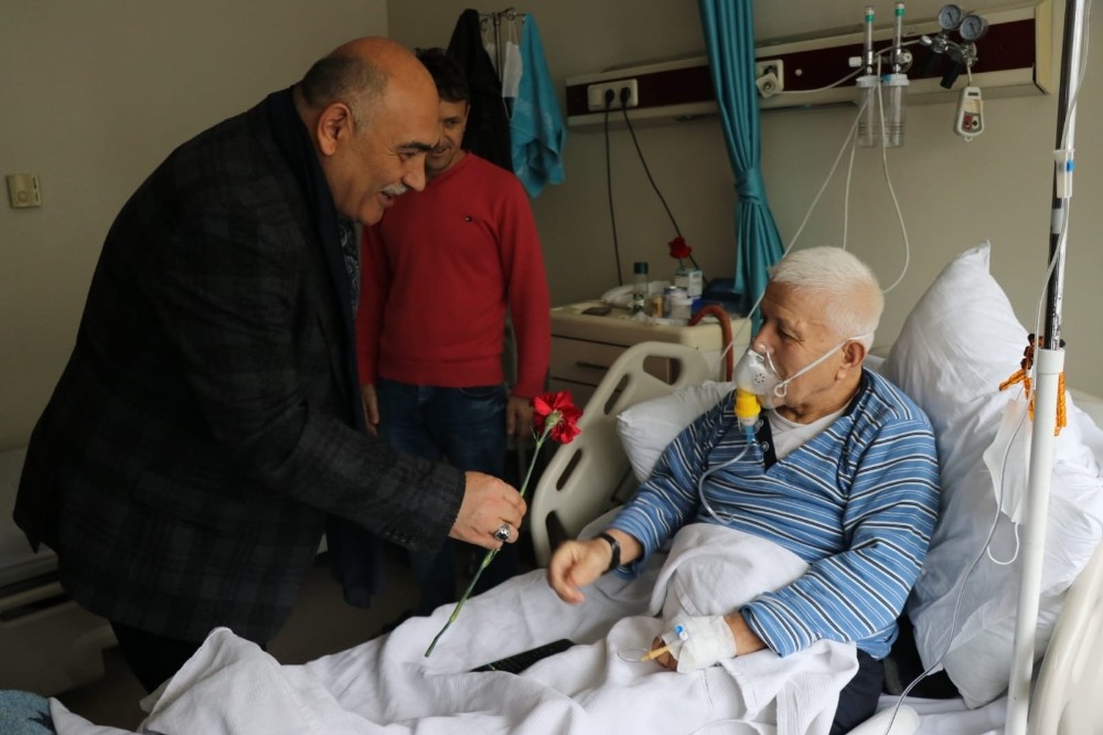 Şahin eşi ile birlikte hastaları ziyaret edip moral verdi 
