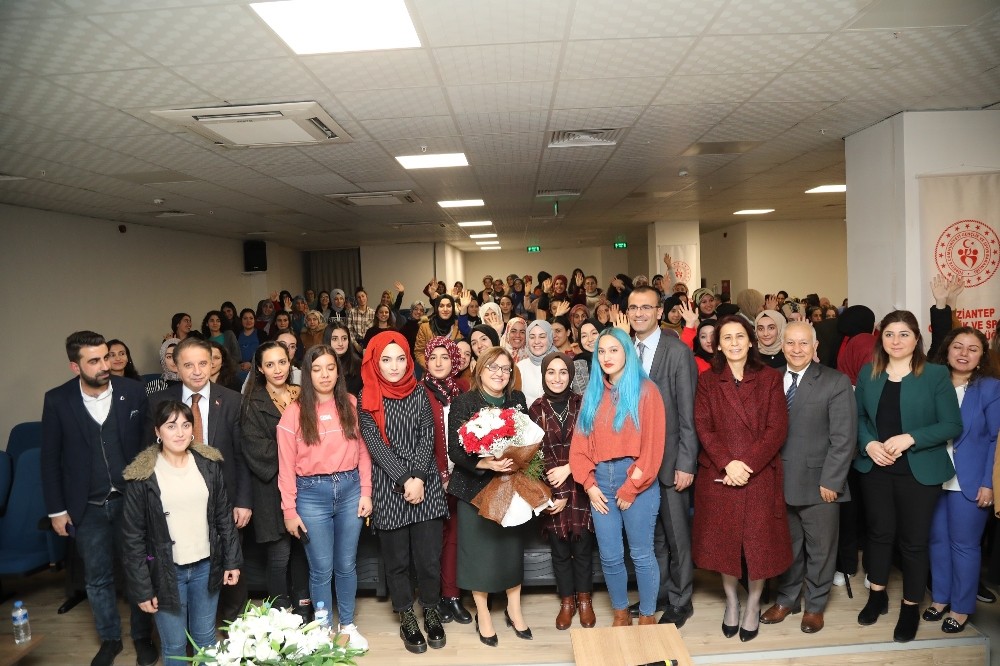 Şahin, kız öğrencilerle bir araya geldi 