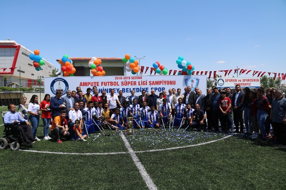 Şahinbey Ampute Futbol Takımı şampiyonluk kupasını kaldırdı 
