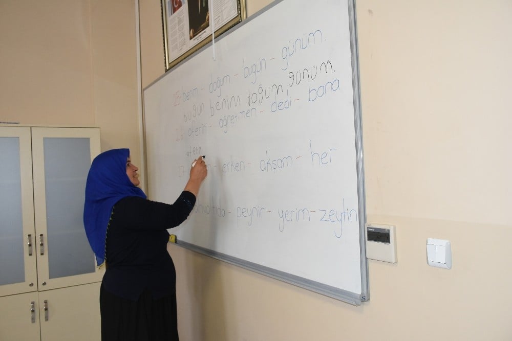 Şahinbey Belediyesi Sosyal Tesislerinde okuma yazma öğreniyorlar 