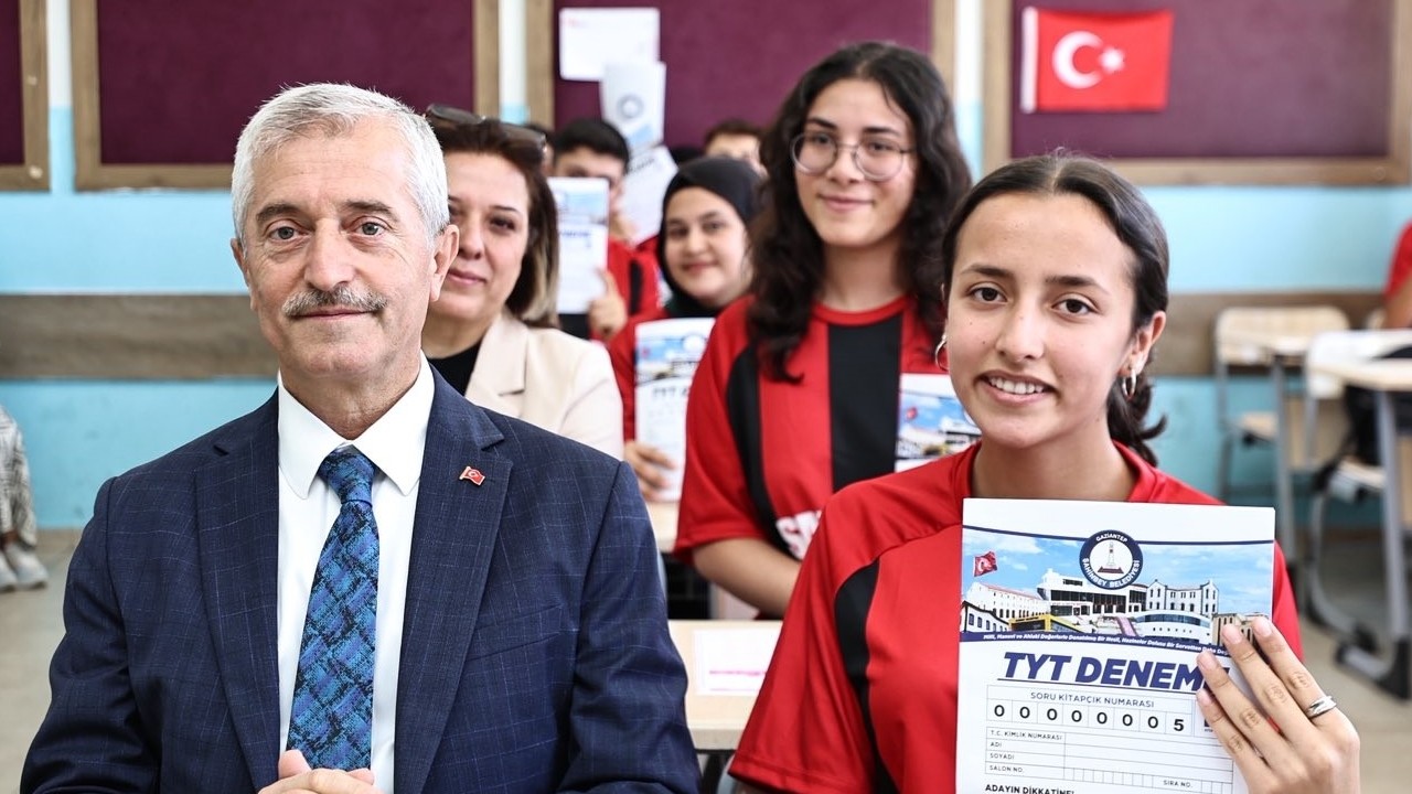 Şahinbey Belediyesi’nden sınav öncesi öğrencilere deneme seti desteği