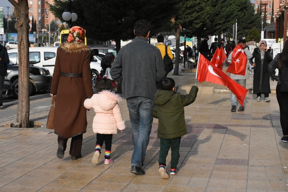 Şahinbey Türk bayraklarıyla donattı 