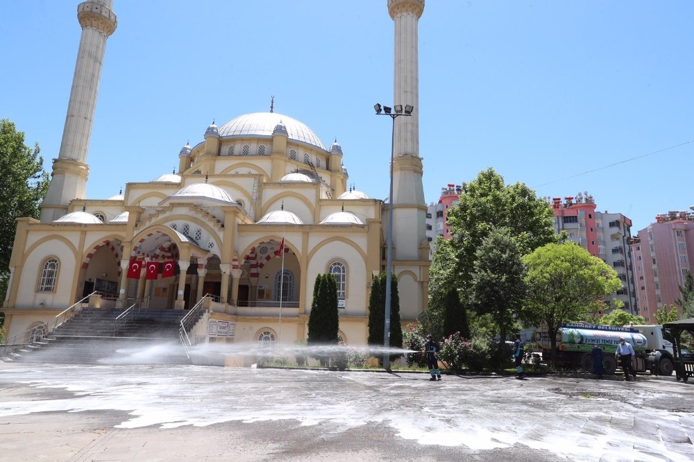 Şahinbey’de camiler ibadete hazırlanıyor 