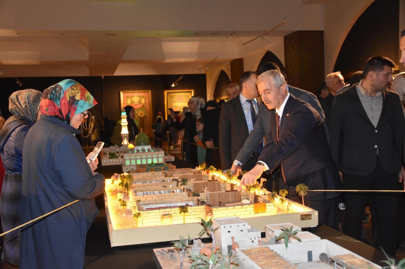 Şahinbey'de Mukaddes Emanetler Sergisi kapılarını açtı