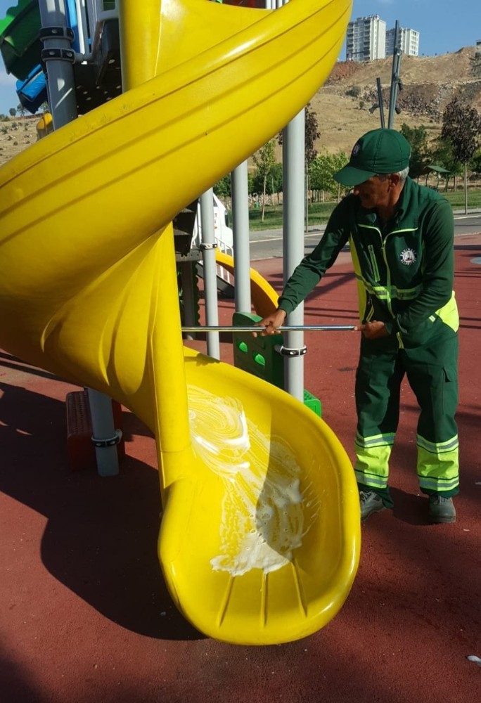 Şahinbey’de parklar temizleniyor 