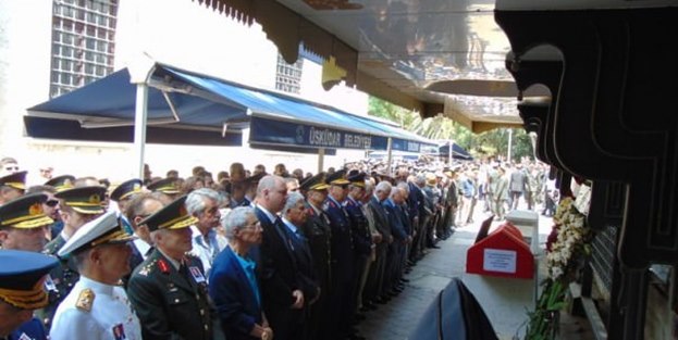 Şahinkaya'nın cenazesindeki çelenk olay oldu!