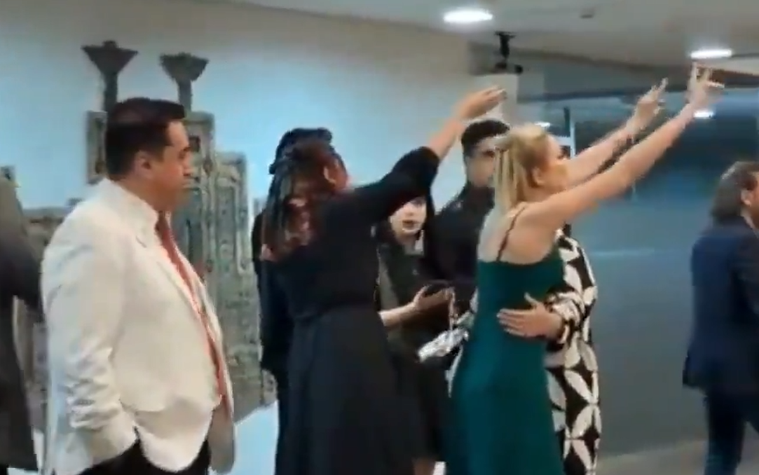 Sahnedeki ödüllü hadsiz, bu kez duvara tosladı! TRT spikerinin tepkisi geceye damga vurdu: ‘Vatansız köpekler’