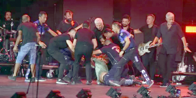 Sahnesi çökmüştü... Tarkan'ın İzmir konserinde olay!
