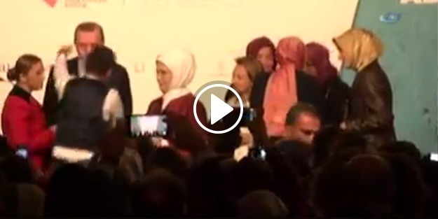 Sahneye atlayıp Erdoğan’a sarıldı!