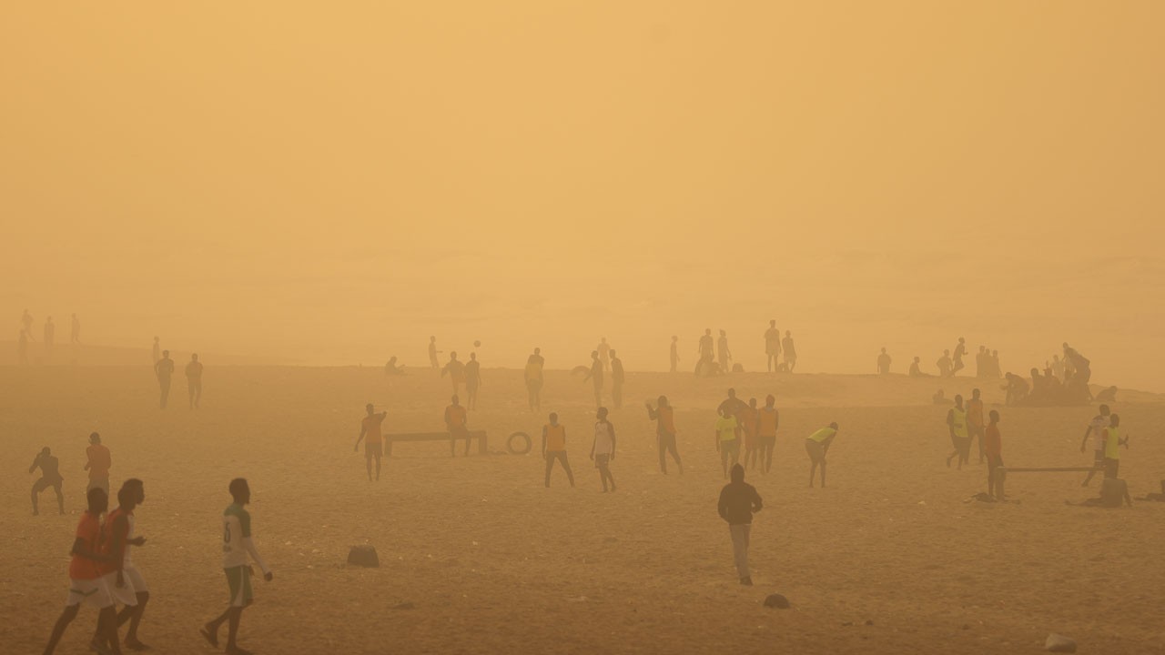 Sahra tozu gökyüzünü sarıya boyadı! Nefes almak zorlaştı
