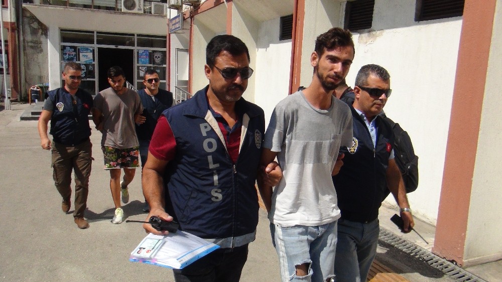 Sahte geçici kimlik belgesiyle başkasına ait altınları aldılar 