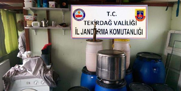 Sahte içki üretilen eve baskın! Bin 600 litre sahte rakı ele geçirildi