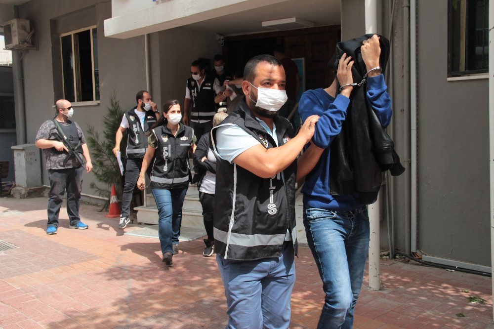 Sahte kimlikle kredi kartı çıkartan şüpheliler adliyede 
