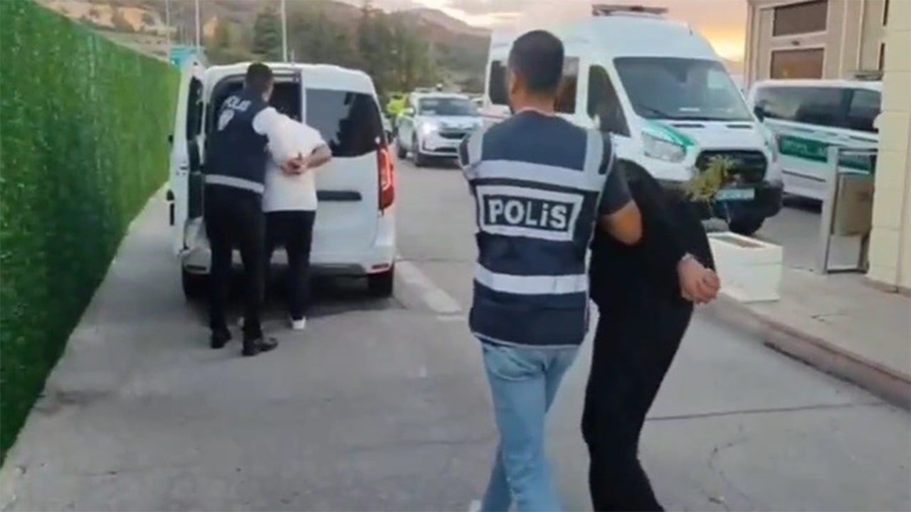 Sahte polis ve savcı altınlarla kaçamadan yakalandı