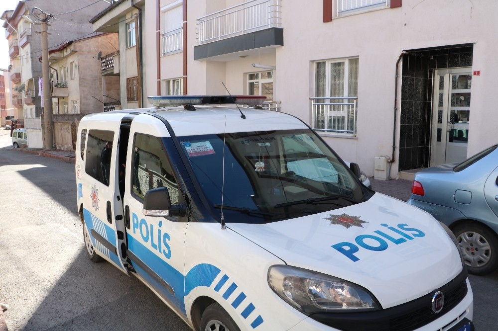 Sahte polis yaşlı kadını dolandırdı 