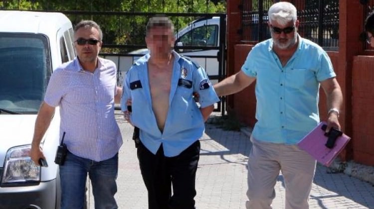 Sahte polisi gerçek polis linçten kurtardı